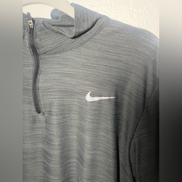 Nike Men’s Charcoal Gray Quarter-Zip Top - Picture 2 of 3